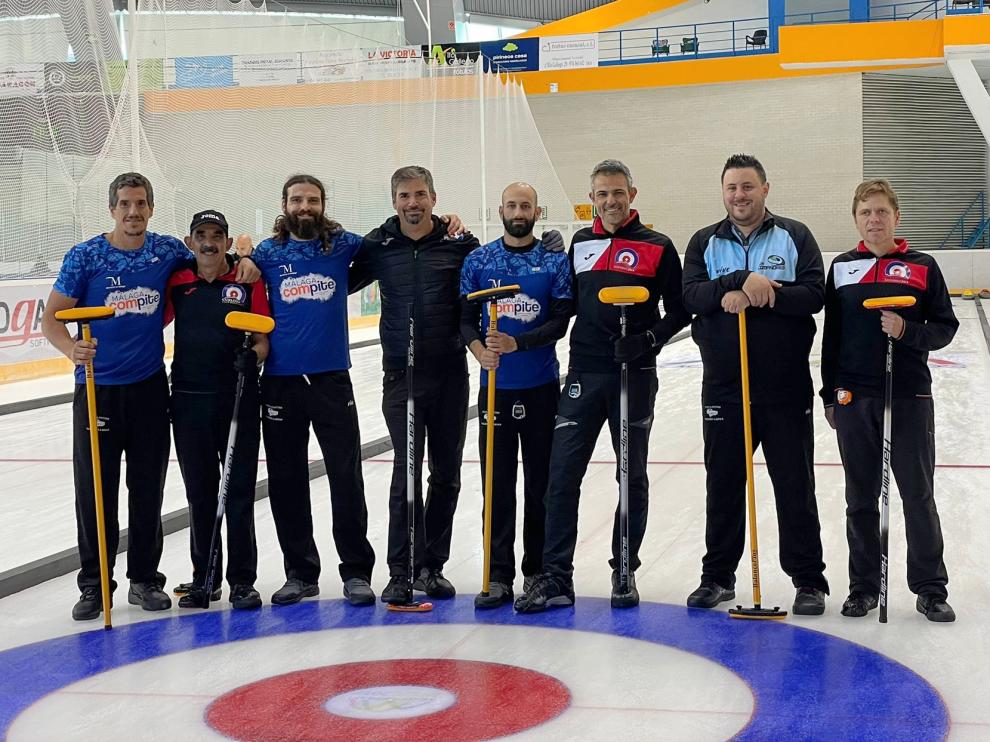 Los componentes del Club Hielo Jaca (de negro), junto a Los Compadres de Málaga, en la pista jaquesa, al término de un partido anterior de la Liga de curling.