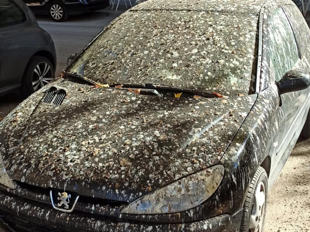 Estado de un coche aparcado estos días junto al solar de Textil Bretón, en el barrio de San José.