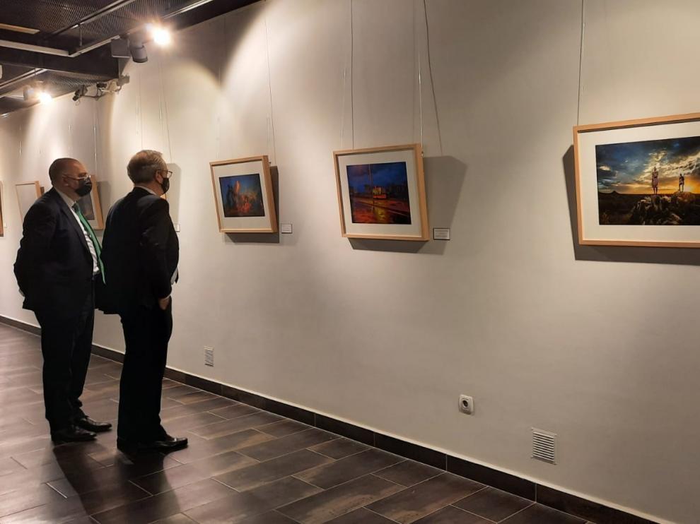 En la imagen, primeros visitantes de la exposición de Caja Rural de Aragón, en Zaragoza.