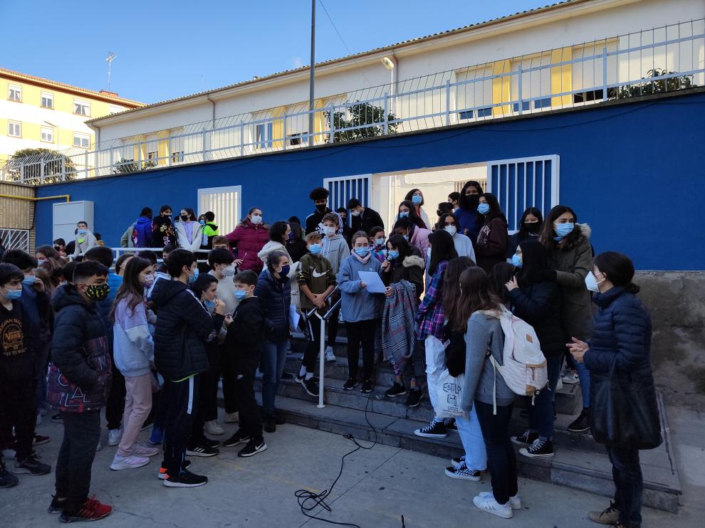 Momento de la celebración del acto durante el recreo en el IES Ramón y Cajal.