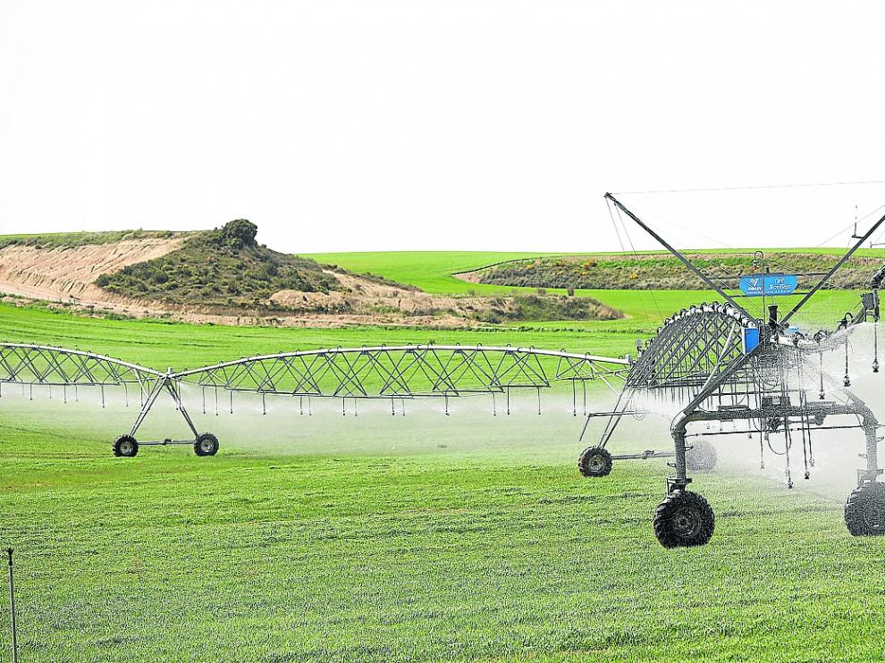 Infraestructura de riego en un campo de cultivo.