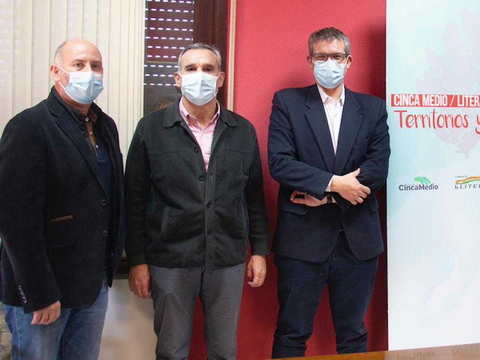 Los tres presidentes de las comarcas de La Litera, Somontano y Cinca Medio con el director general de Empleo.