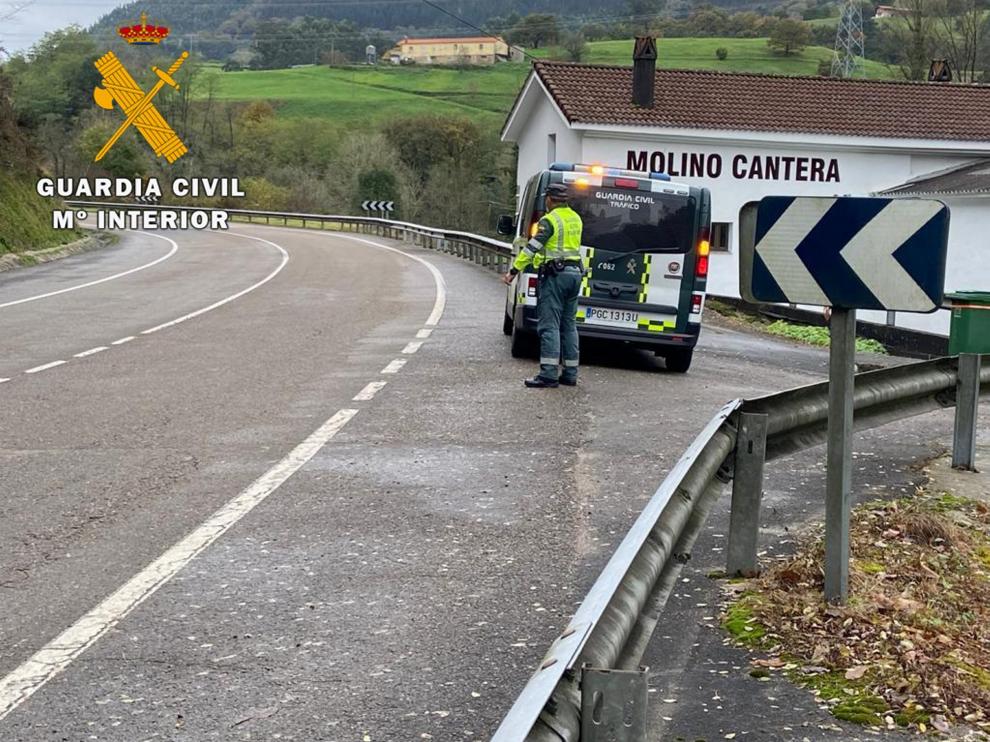 Agente de tráfico de la Guardia Civil en una carretera.