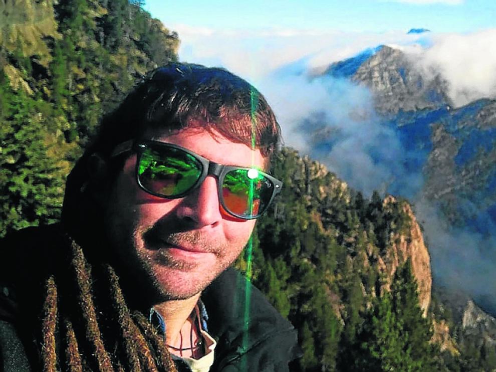 El informático Adrián Mínguez teletrabaja desde Canfranc.