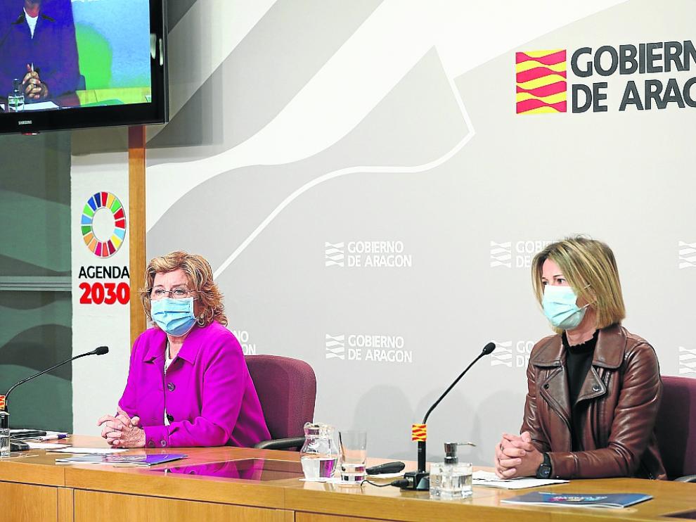 La consejera María Victoria Broto y la directora del IASS, Noelia Carbó, en la presentación del Plan del Mayor.