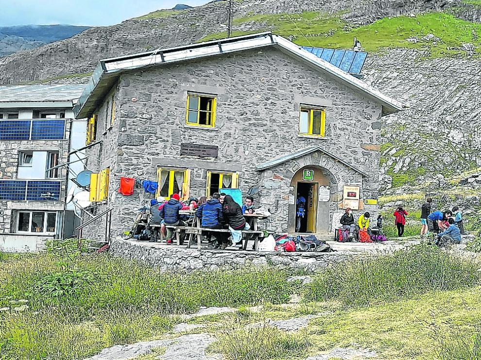 Montañeros en el exterior del refugio de Góriz este verano.