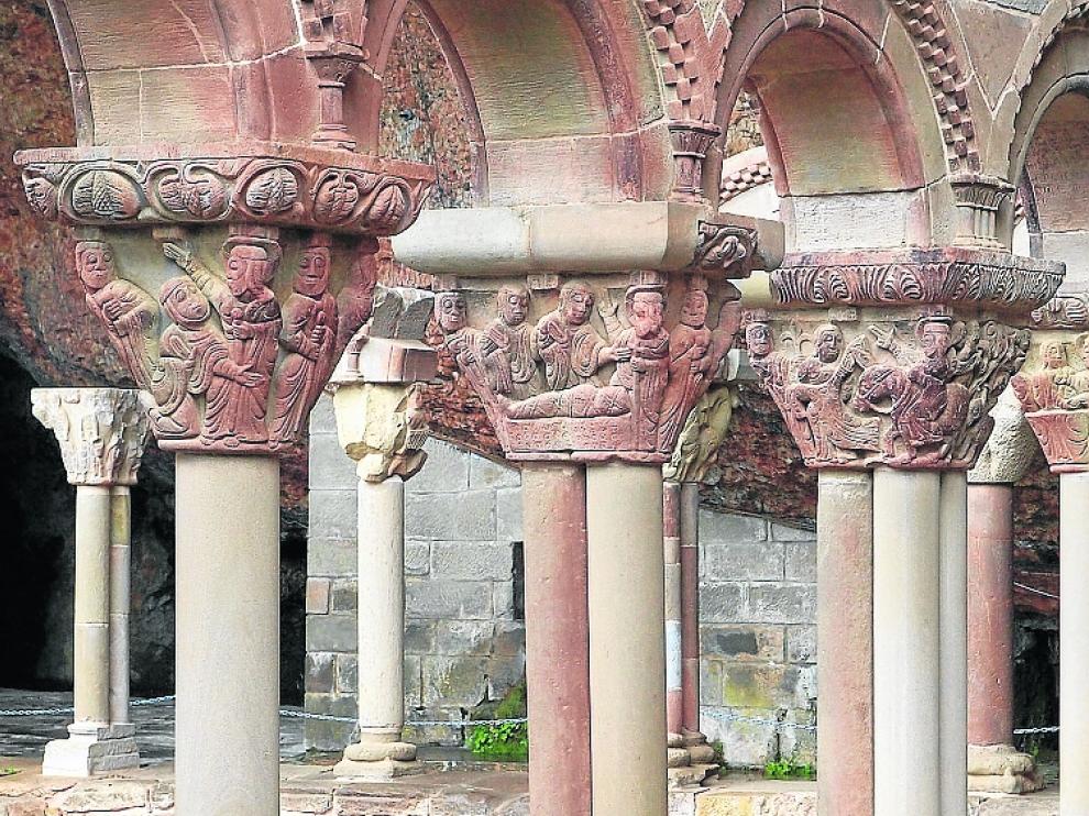 Detalle de tres escenas en otros tantos capiteles del monasterio de San Juan de la Peña.