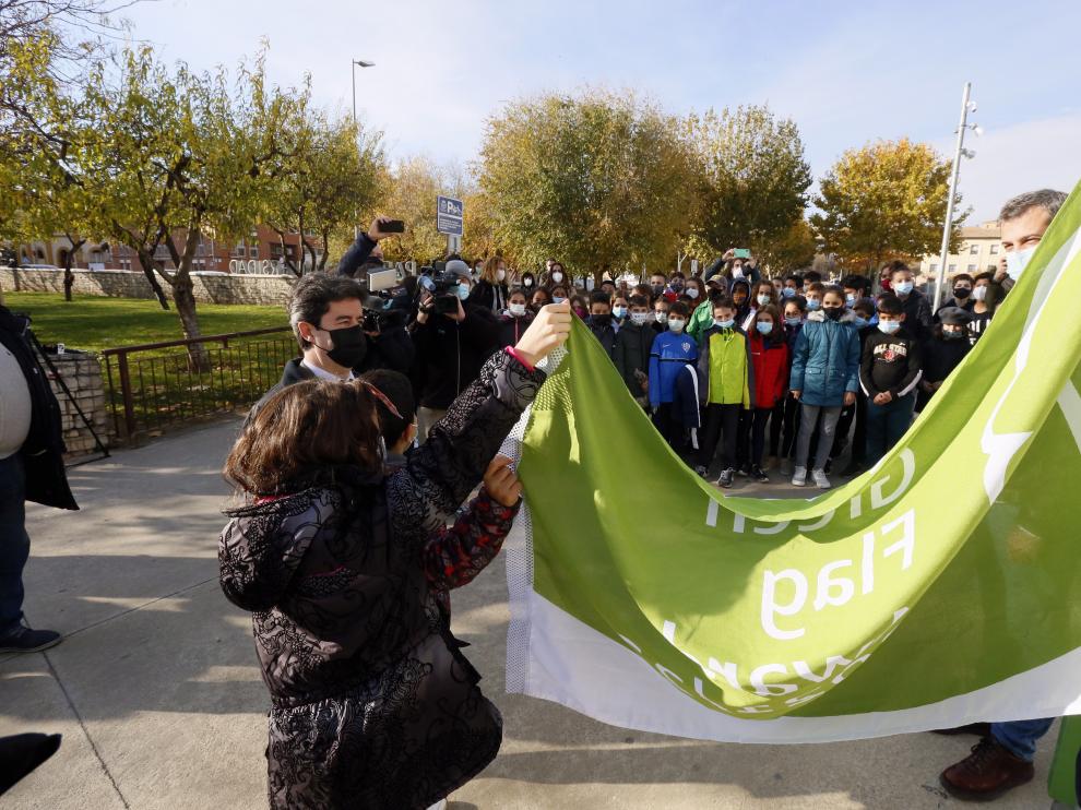 Izado de la bandera verde en el Parque de la Universidad.