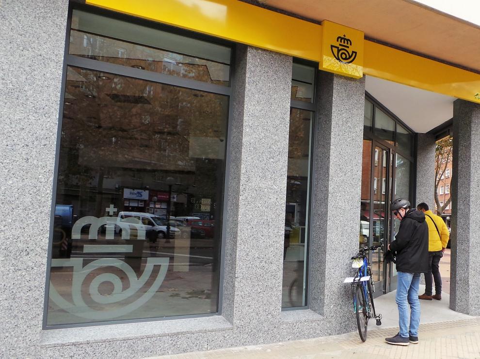 Clientes en una oficina de Correos.