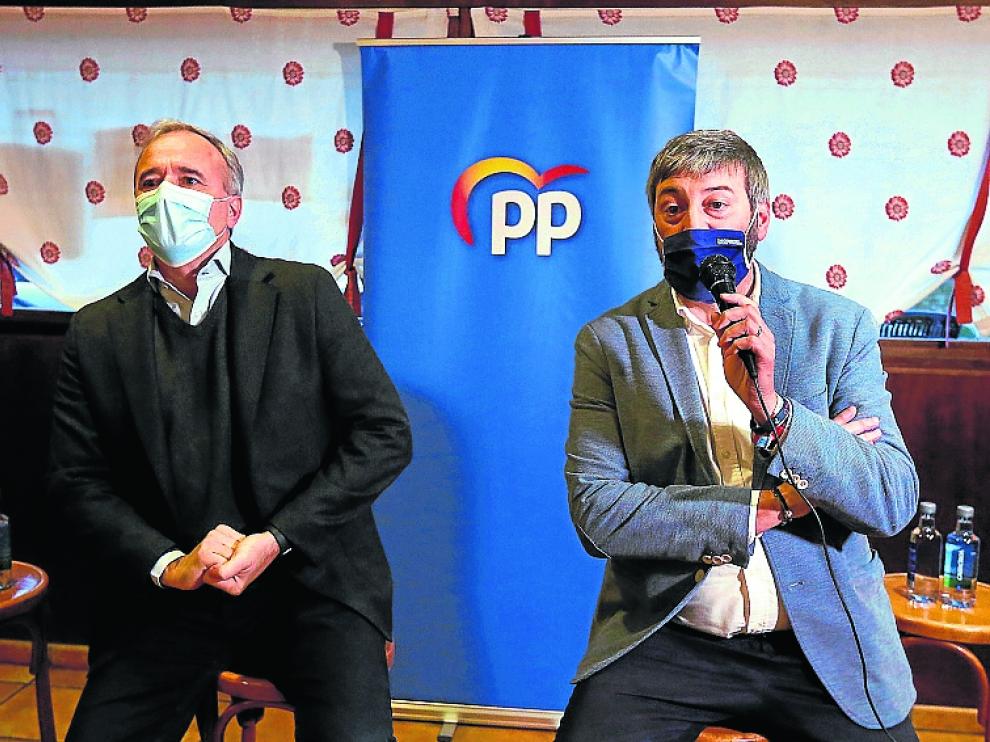 El candidato a la presidencia del PP en Aragón, Jorge Azcón, y el líder del PP en la provincia, Gerardo Oliván, este lunes en Huesca.