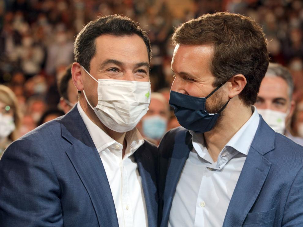 Pablo Casado, a la derecha, junto al presidente andaluz, Juanma Moreno, este domingo.