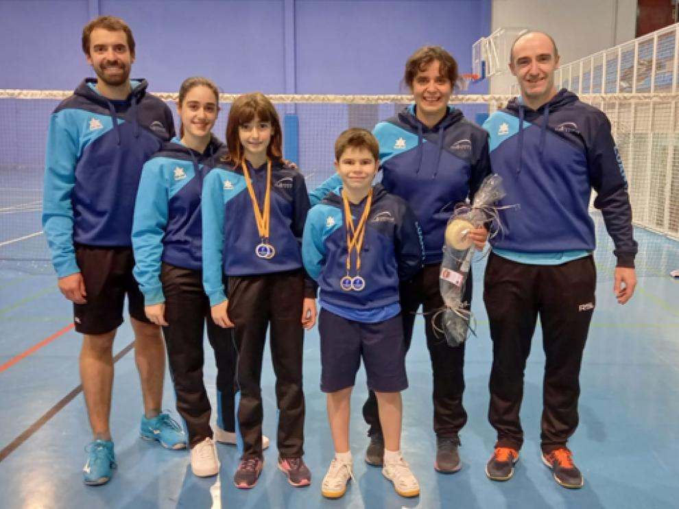 Representantes del anfitrión Bádminton Binéfar en el torneo.