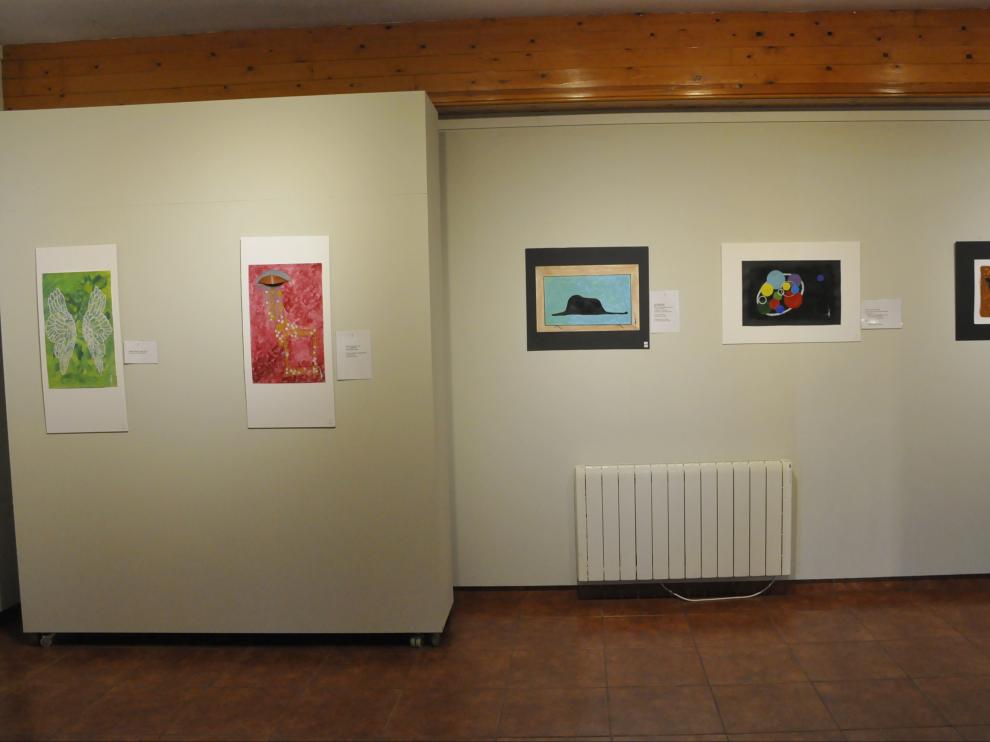 Algunas de las pinturas de Mª Pilar Bonet expuestas a la entrada del Salón Panadería