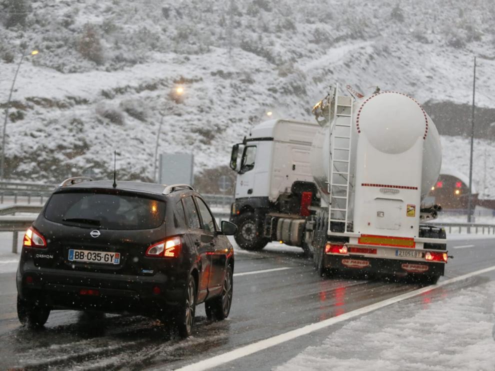 Complicaciones del tráfico en el puerto de Monrepós por las nevadas esta tarde.