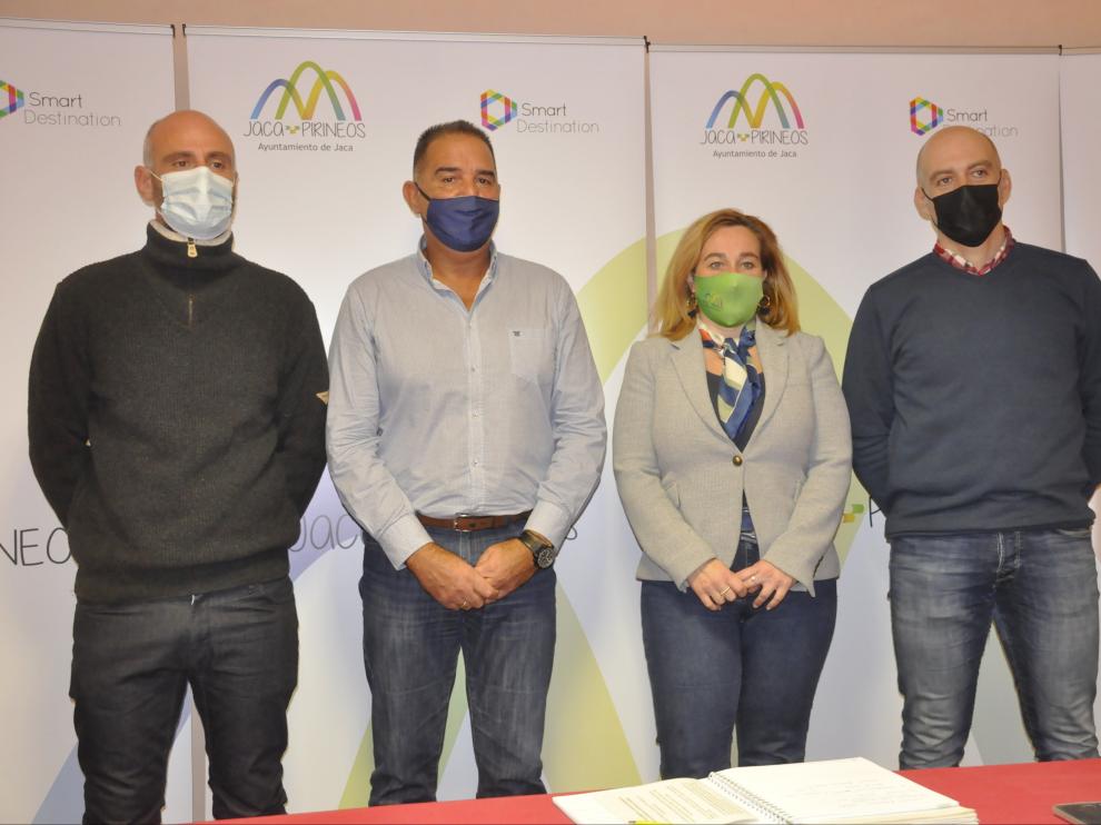 Josan Rabal, Domingo Poveda, Olvido Moratinos y Raúl Villacampa presentaron el proyecto ciclista en el Palacio de Congresos de Jaca.