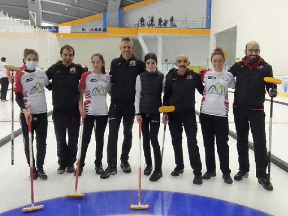 Los jugadores del Club Hielo Jaca y las jugadoras del Club Hielo del Pirineo.