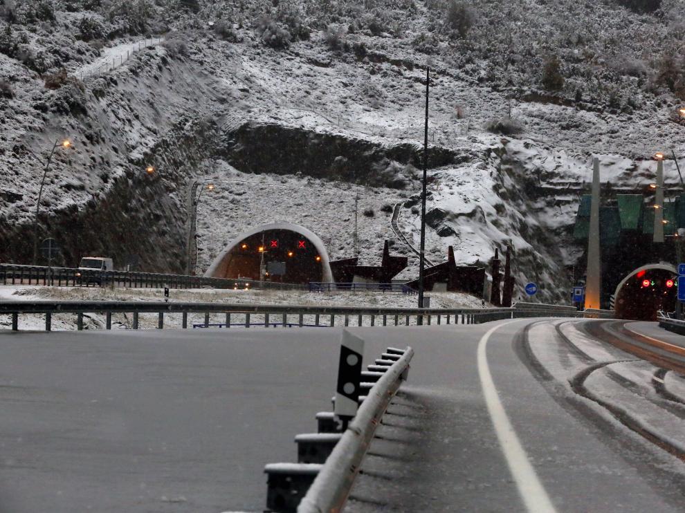 Como consecuencia de la nieve se ha producido un embolsamiento de camiones.