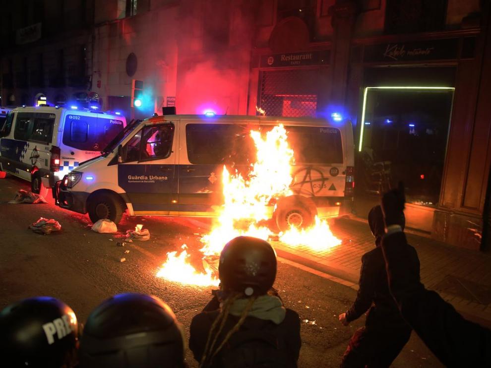 Quema de un furgón policial en Barcelona en febrero