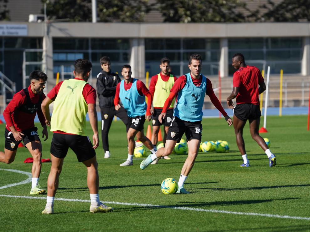 El Almería se ejecitó este martes en su primer entrenamiento de preparación del partido ante el Huesca.