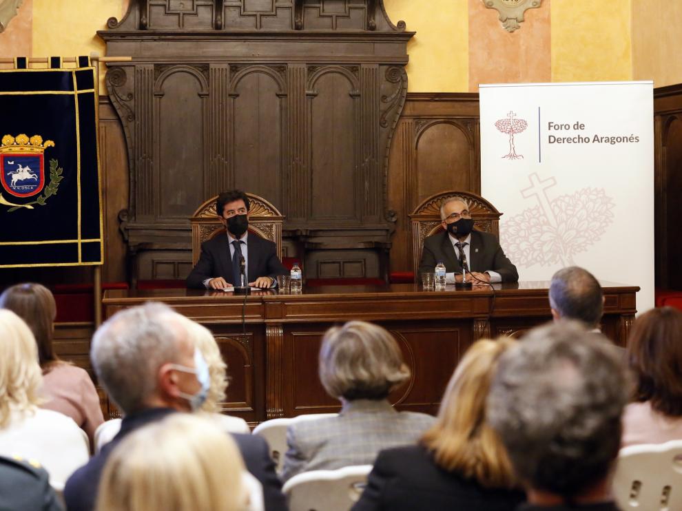 Luis Felipe y Javier Fernández abrieron la sesión, que reunió a lo más granado de la justicia aragonesa.