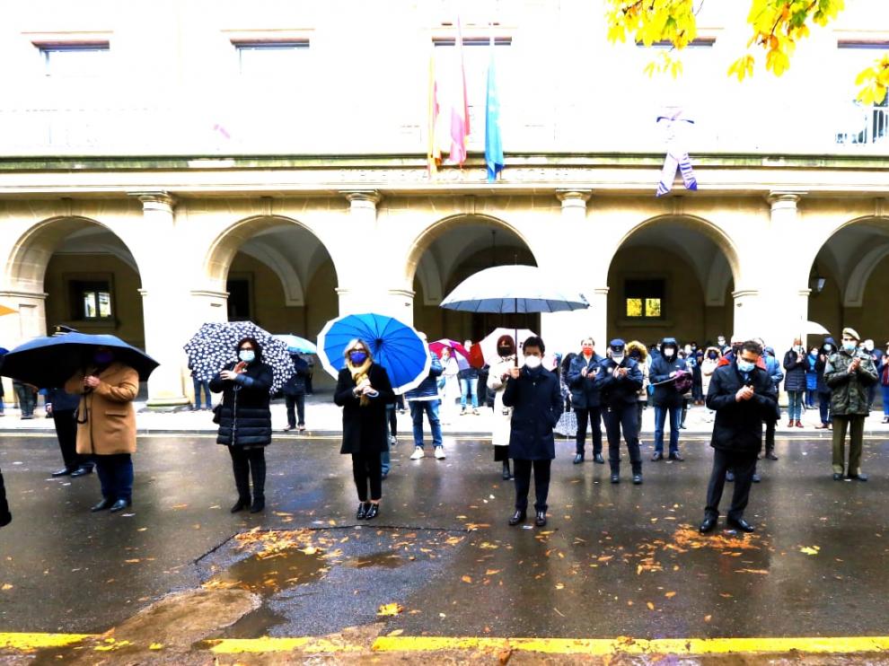 Minuto de silencio frente a la Subdelegación del Gobierno en Huesca.
