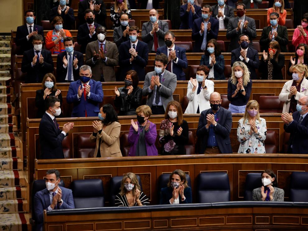 Aplausos en la bancada socialista tras una intervención del grupo parlamentario.