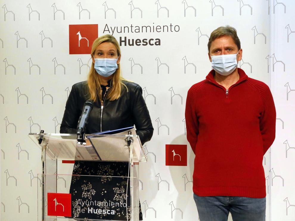 La concejala Cristina de la Hera junto a Óscar Tesa, jefe de servicio de Nuevas Tecnologías del Ayuntamiento.