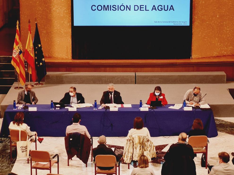 El Pleno de la Comisión del Agua de Aragón tuvo lugar en la Sala de la Corona del Edificio Pignatelli.
