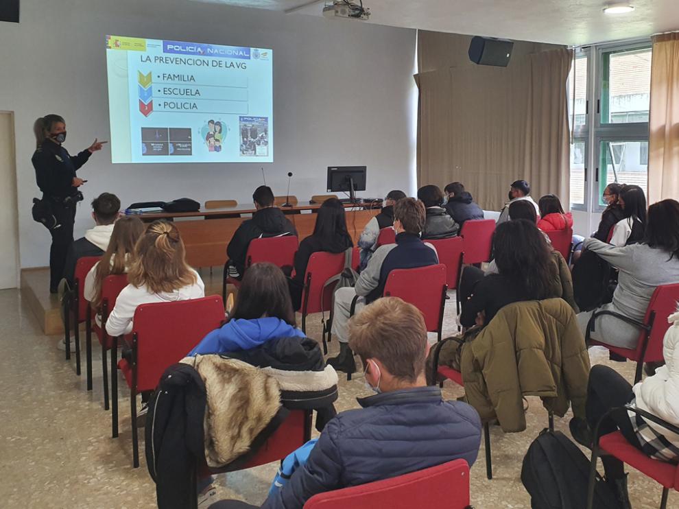 Un total de 380 alumnos han recibido este año en Huesca esta conferencia.