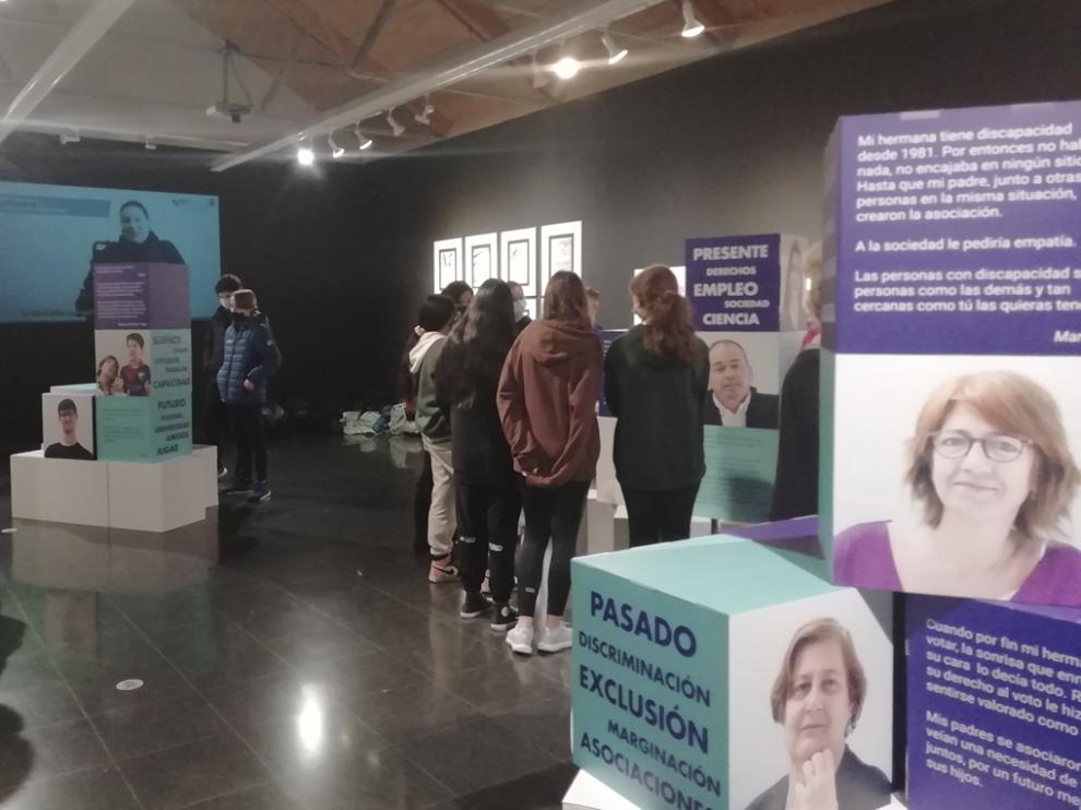 Alumnos de psicología de 2º bachillerato y de 3º Eso de valores éticos en la Exposición "Evolución. De la minusvalía a la diversidad".