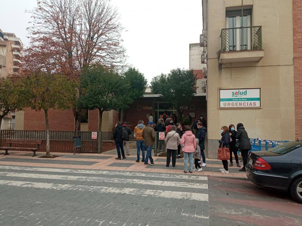 Colas en la calle para el acceso al actual centro de salud de Barbastro