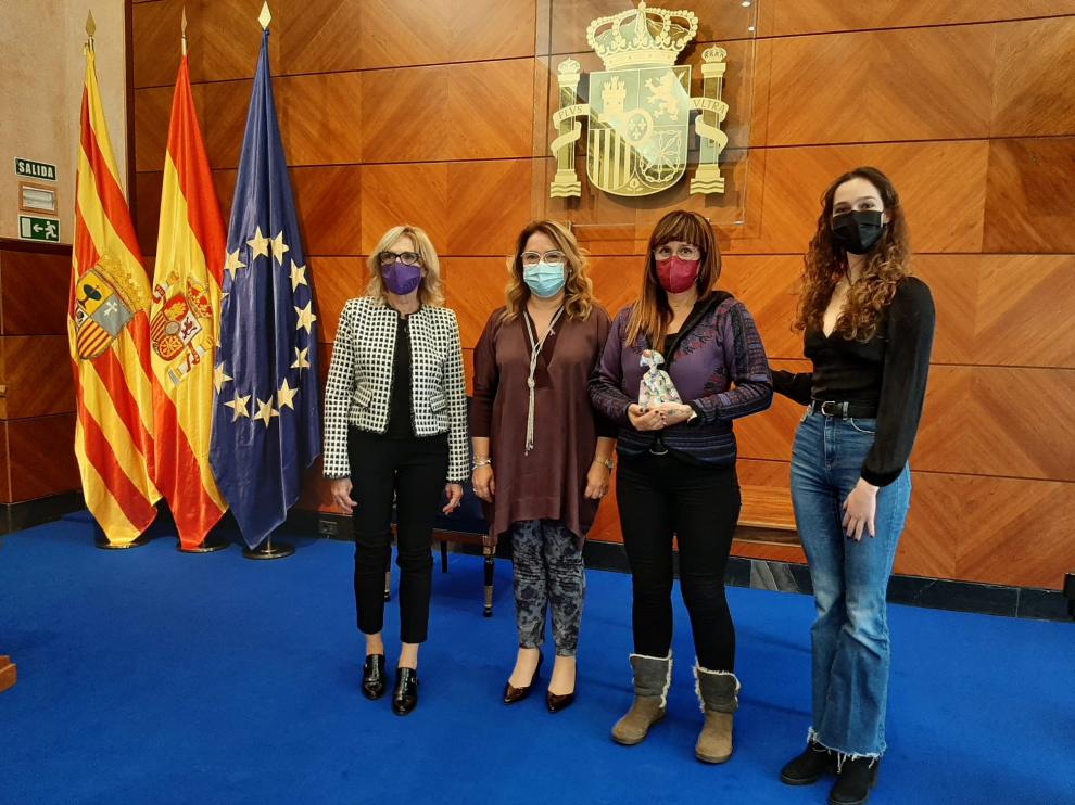 Las sudelegada Silvia Salazar, la delegada Rosa Serrano, la docente Isabel Ariño Laviña y una alumna.