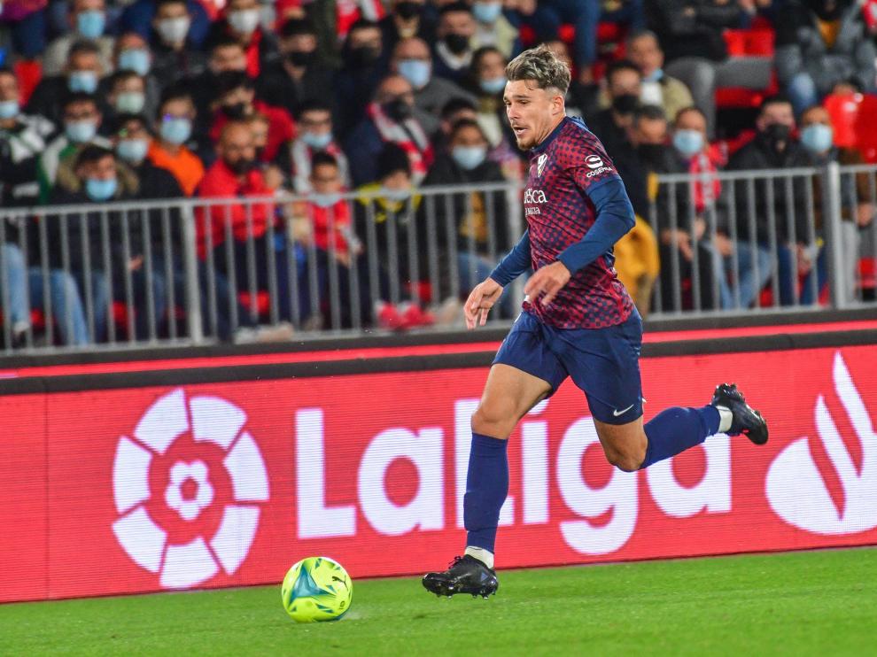 Ratiu ha sido uno de los jugadores más activos del Huesca en la primera parte.