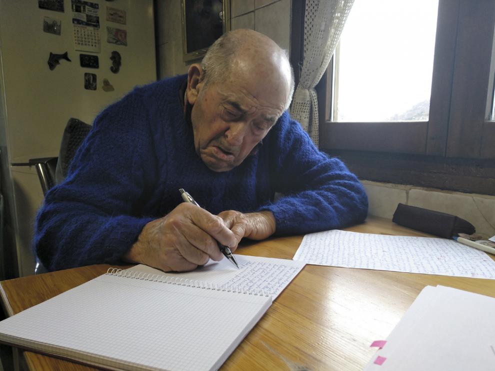 Joaquín Villa Aused escribiendo a mano su libro.