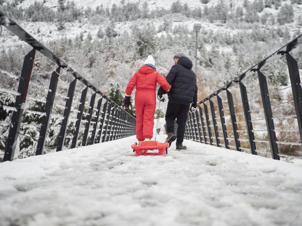 Dos personas caminan por la nieve en Vitoria.