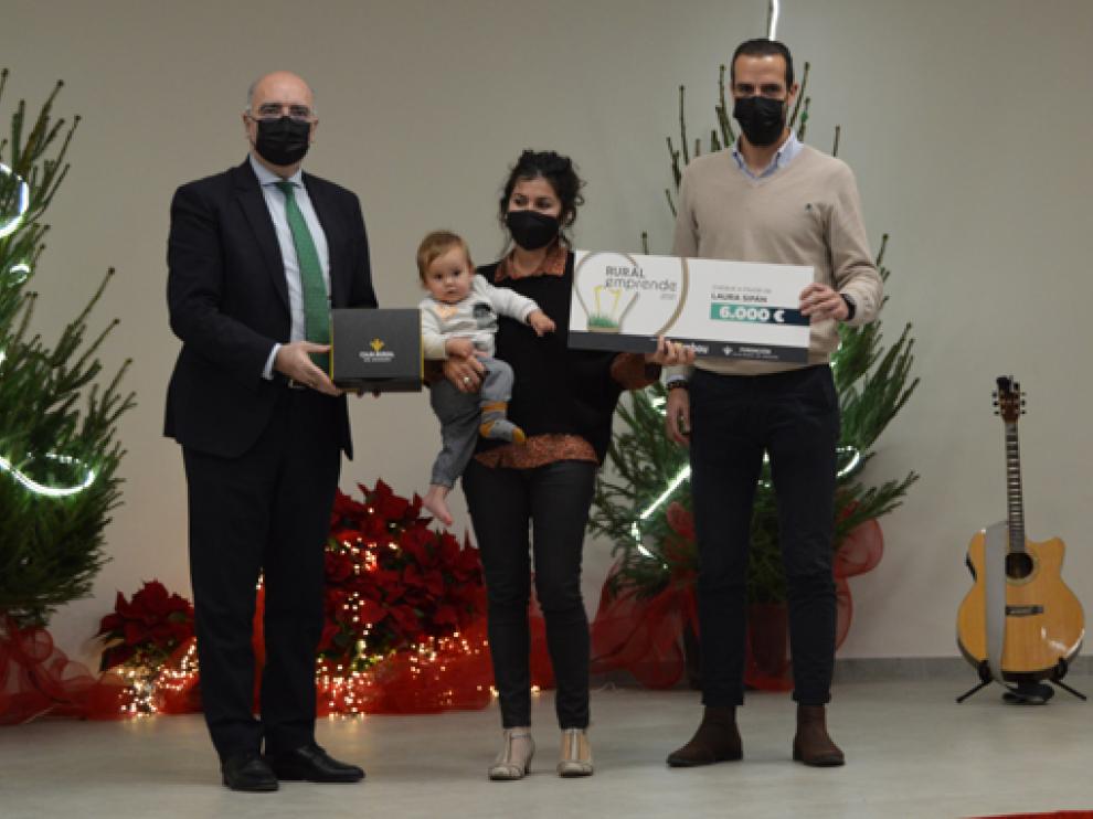 José Antonio Artigas, de Caja Rural, Laura Sipán y su bebé, y Etién Aldea, de Embou, en la entrega del primer premio.