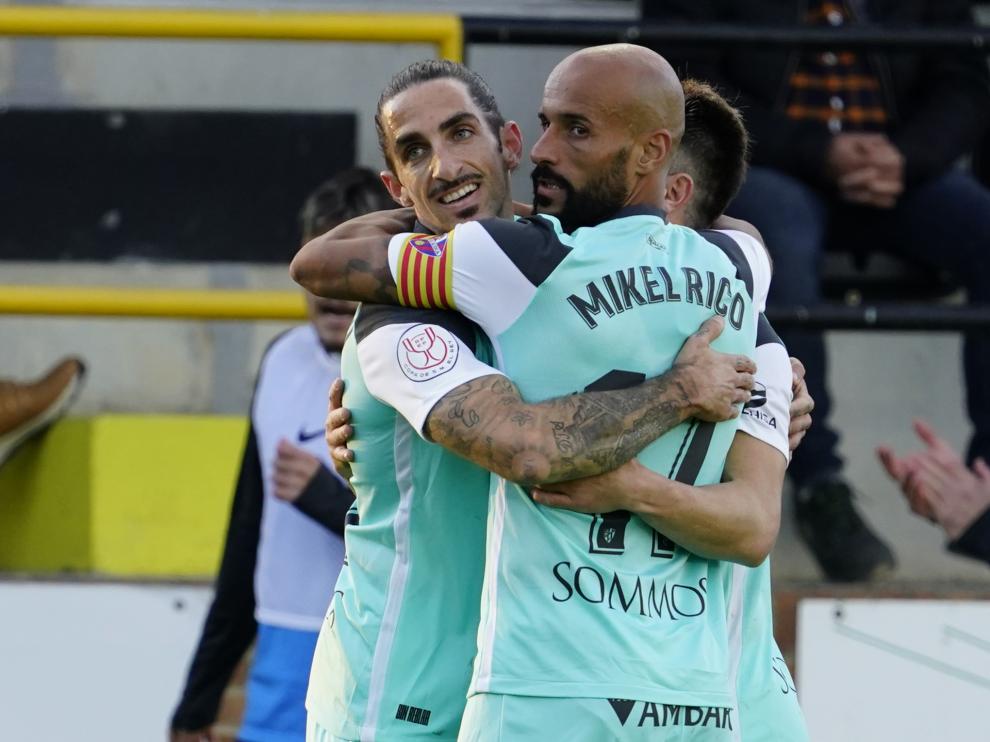 Los jugadores del Huesca celebran el 0-1 de Mateu.