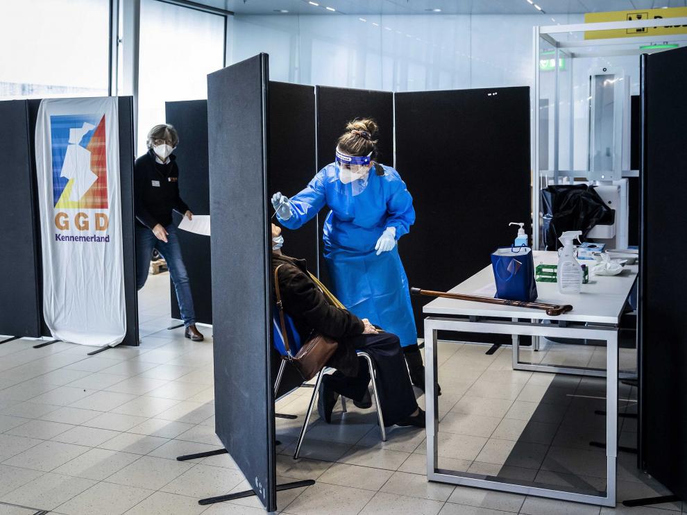 Pasajera realiza un PCR en el aeropuerto holandés de Schiphol.