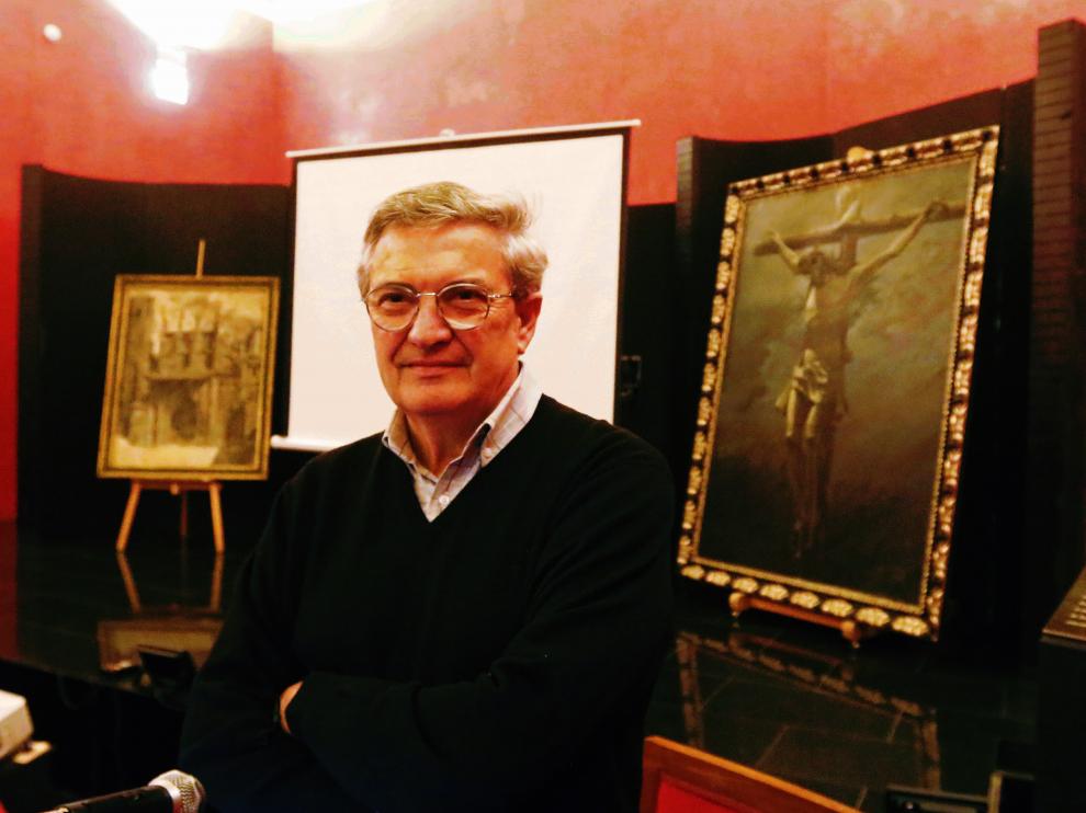 Fernando Alvira junto a dos de los cuadros que se exponen en el Salón del Tanto Monta.