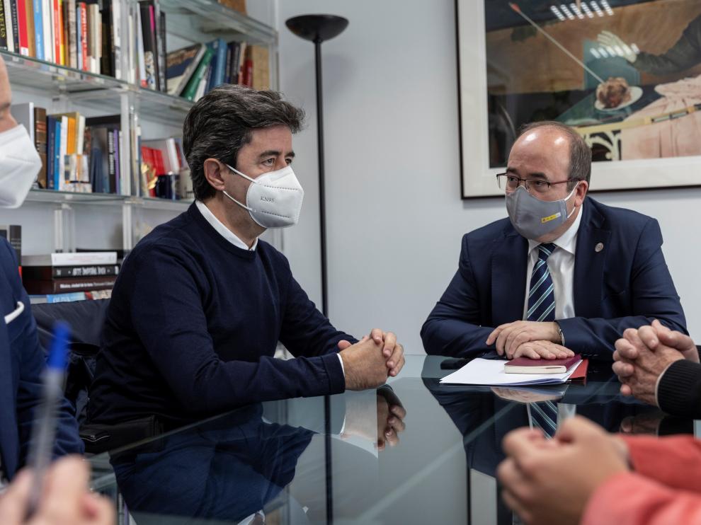 Reunión entre el alcalde de Huesca y el ministro de Cultura.