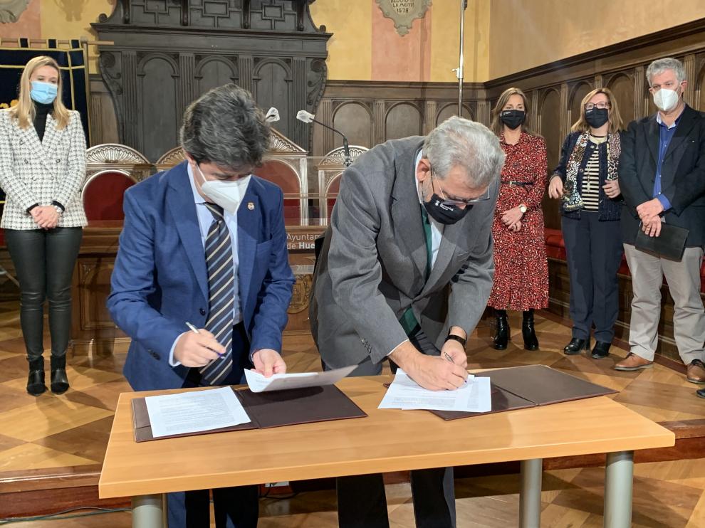 Firma del Convenio entre Ayuntamiento de Huesca y Universidad de Zaragoza en Ciberseguridad.
