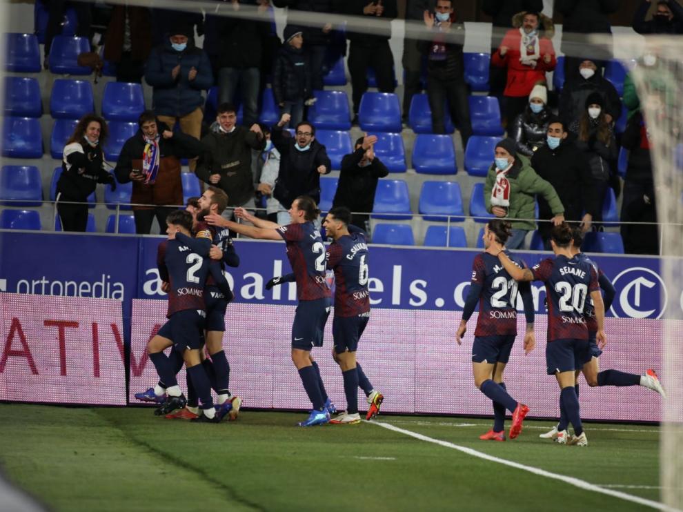 Los jugadores del Huesca celebran el gol de Gaich.