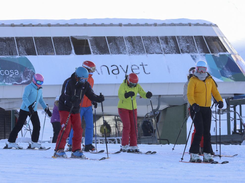 Primeros esquiadores de la temporada en Formigal.
