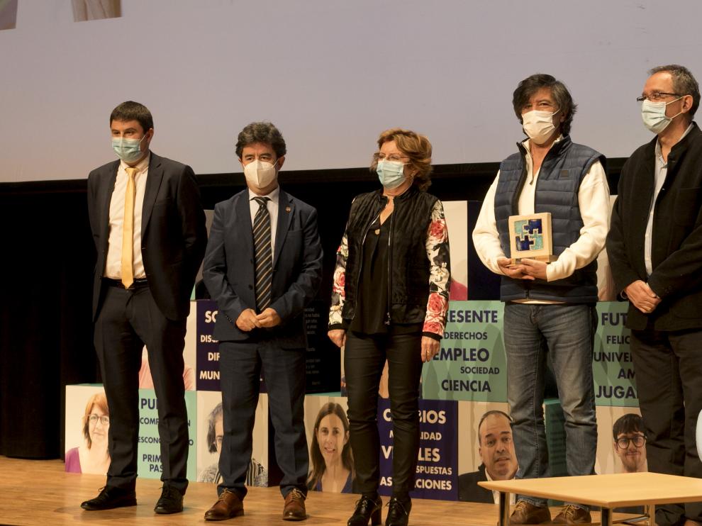López Otín recoge su premio en el acto celebrado por Cadis.