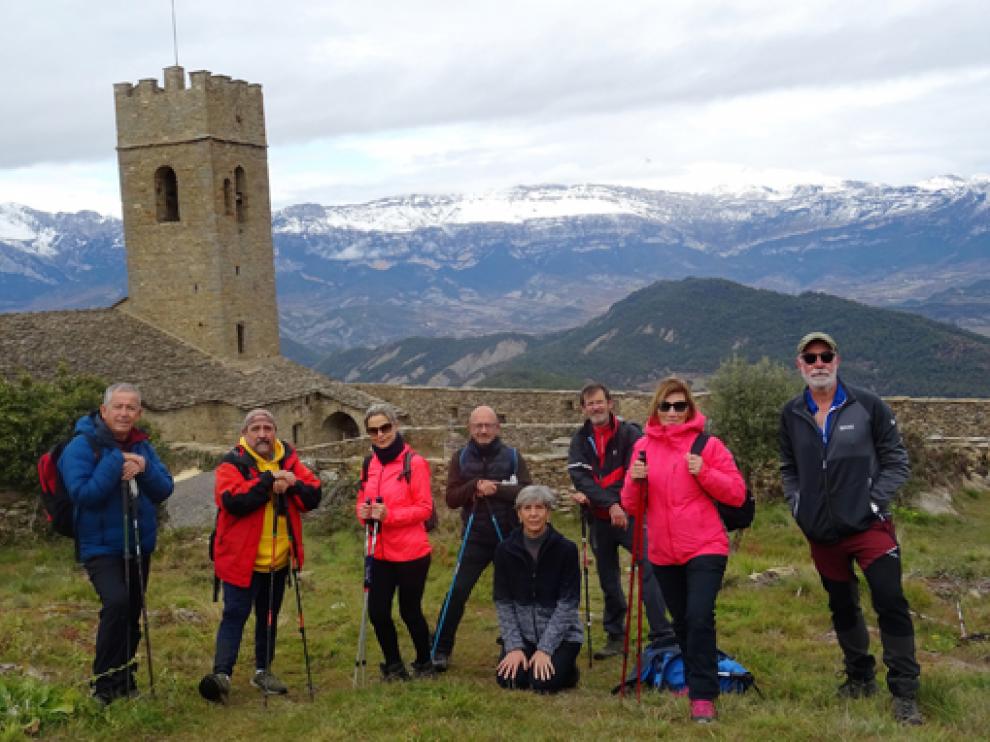 El grupo de excursionistas ribagorzanos posa con Muro de Roda como telón de fondo.