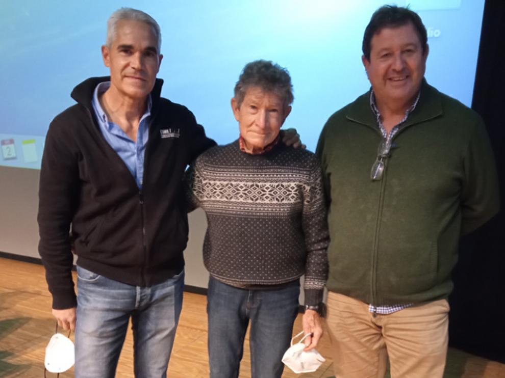 Javier Subías, Carlos Soria y José Masgrau, en la clausura de las jornadas montañeras del club barbastrense.