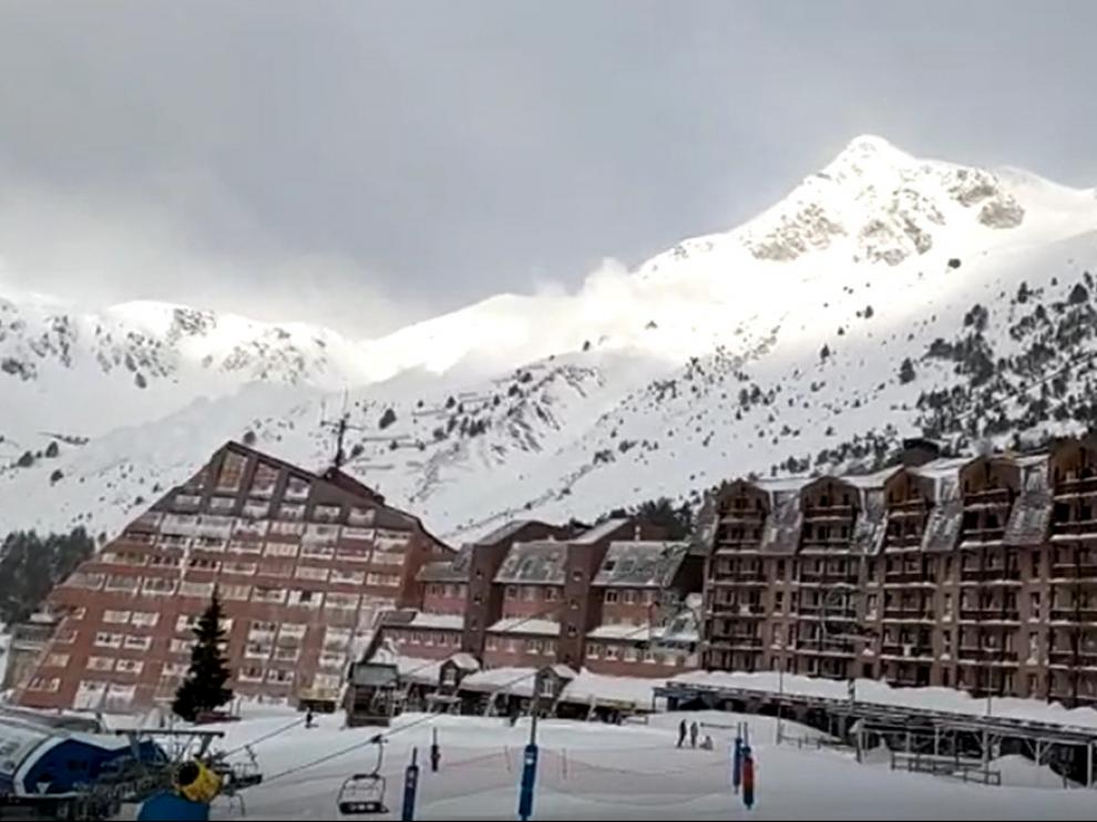 Captura de pantalla de la caída de la nieve en el alud controlado de Astún.