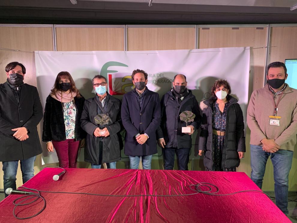Los premiados junto a las autoridades y los codirectores de la FLA.