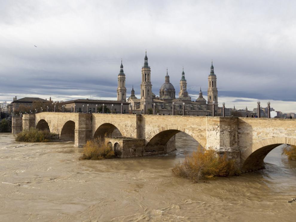 Vista del río Ebro a su paso por Zaragoza este martes.