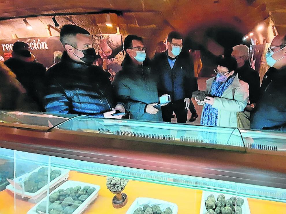 El Mercado de la Trufa en Fresco de Graus comenzó con el precio del producto grausino oscilando entre 800 y 900 euros.